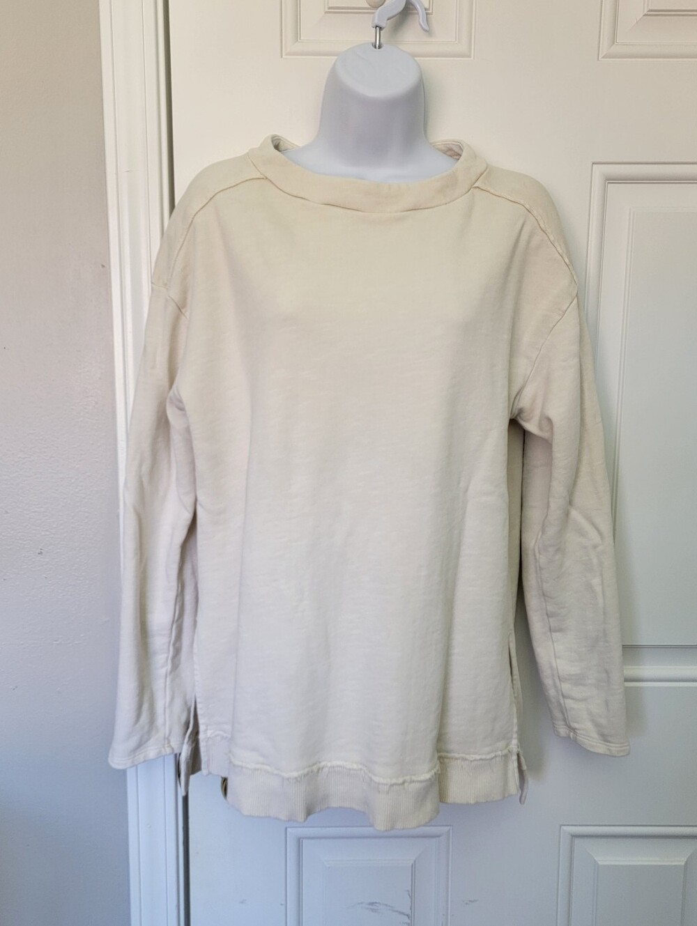 Pilcro Anthropologie Cream Cotton Knit Crew Neck Raglan Raw Hem Sweatshirt Med